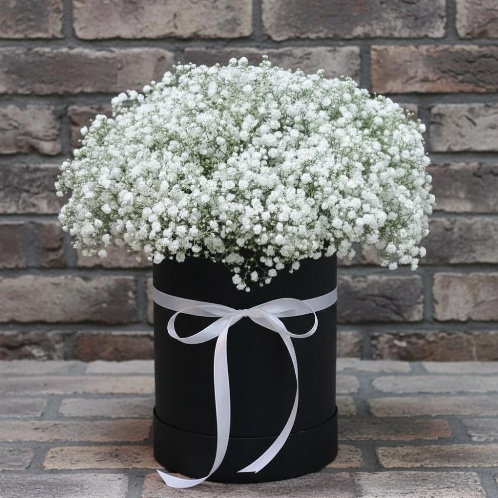 Цветочная композиция из Гипсофила в шляпной коробке в Идрице