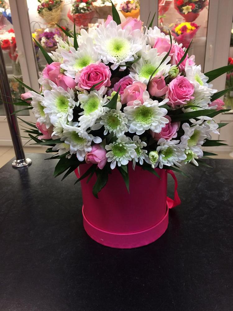 Цветочная композиция из Розы и Хризантемы в шляпной коробке в Идрице