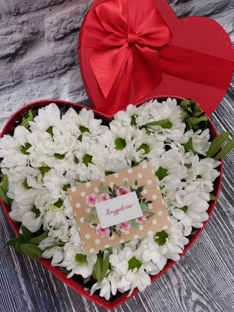 Цветочная композиция из Хризантемы в виде сердца в Идрице