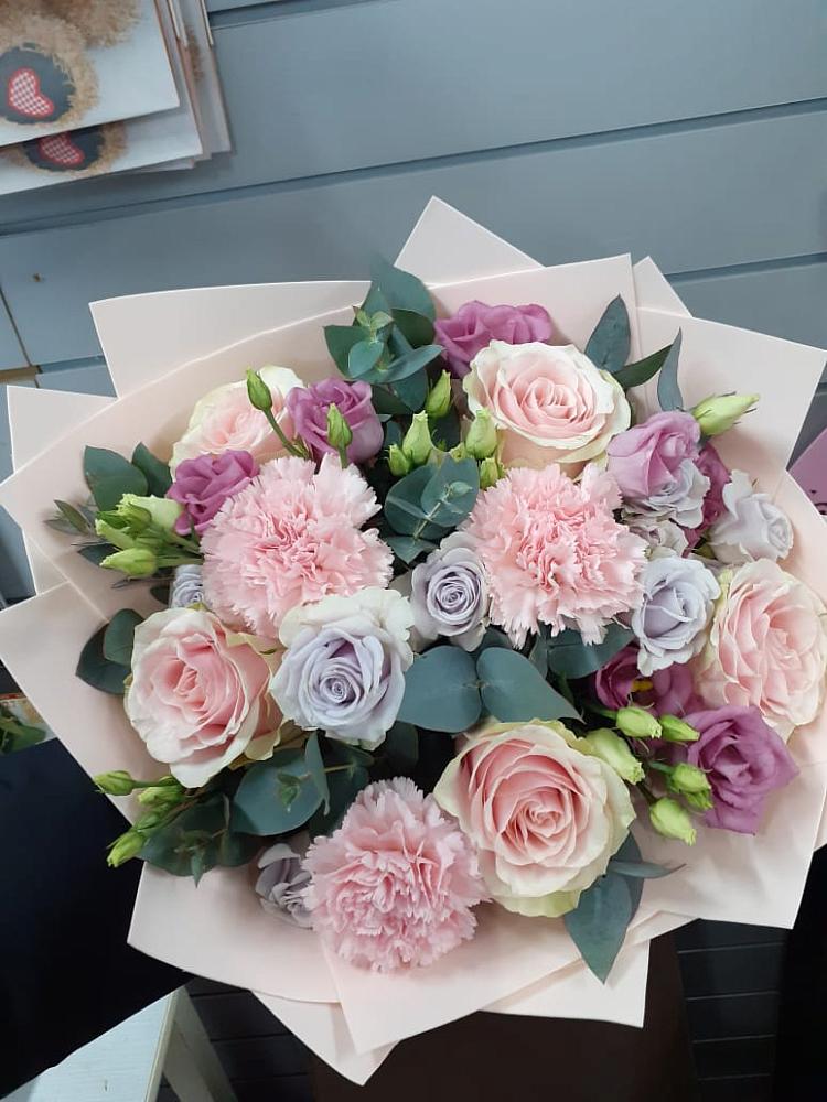 Букет цветов из: Розы, Гвоздики и Лизиантусы в Идрице